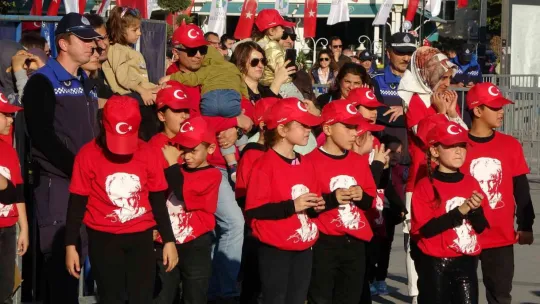 Bin 380 kişi aynı anda zeybek oynadı