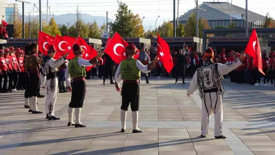 Bin 380 kişi aynı anda zeybek oynadı