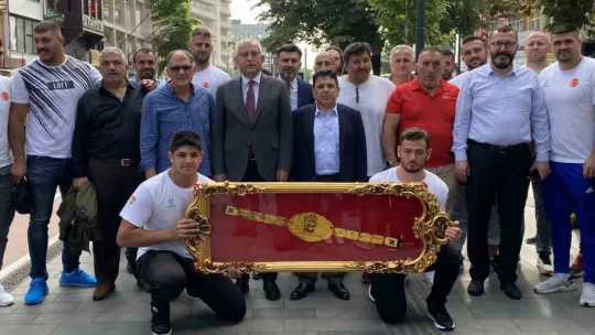 Bin 400'ten fazla güreşçi 180 bin TL'lik altın kemer için ter dökecek