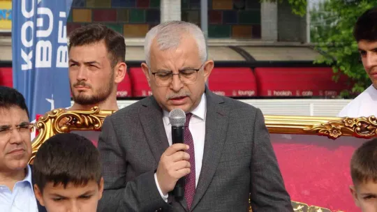 Bin 400'ten fazla güreşçi 180 bin TL'lik altın kemer için ter dökecek