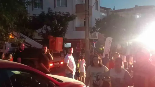 Bina duman doldu, mahsur kalan vatandaşları itfaiye kurtardı