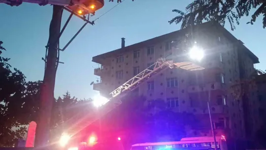 Bina duman doldu, mahsur kalan vatandaşları itfaiye kurtardı