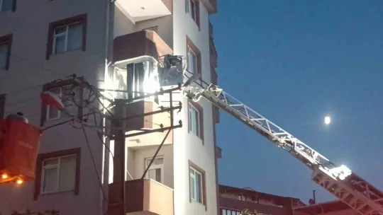 Bina duman doldu, mahsur kalan vatandaşları itfaiye kurtardı