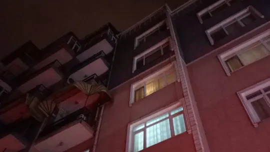 Bina dumanla doldu, yaşlı vatandaş taşınarak çıkartıldı