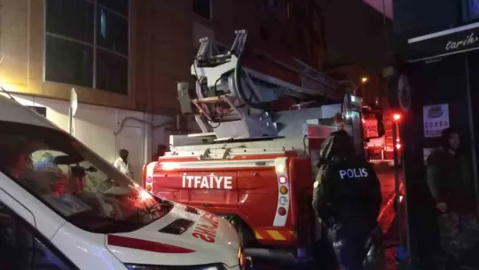 Bina dumanla doldu, yaşlı vatandaş taşınarak çıkartıldı