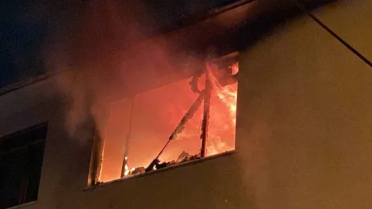 Kocaeli'de binanın 3. katı alev alev yandı