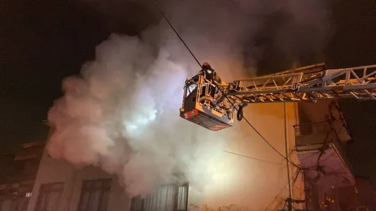 Kocaeli'de binanın 3. katı alev alev yandı