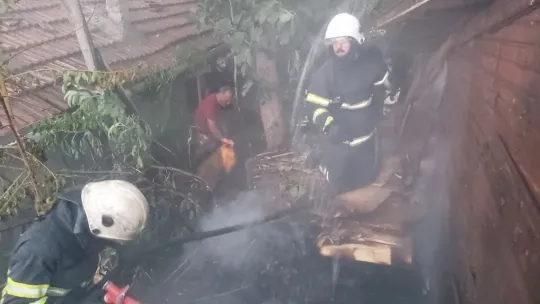 Binanın bahçesindeki kömürlükte yangın çıktı