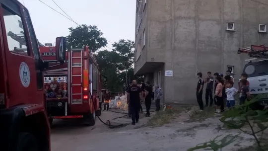 Binanın bahçesindeki kömürlükte yangın çıktı