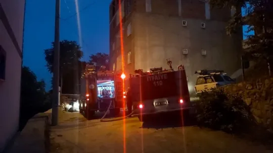 Binanın bahçesindeki kömürlükte yangın çıktı