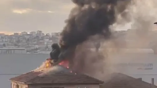 Binanın çatı katı alev alev yandı