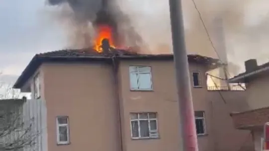 Binanın çatı katı alev alev yandı