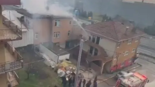 Binanın çatı katı alev alev yandı