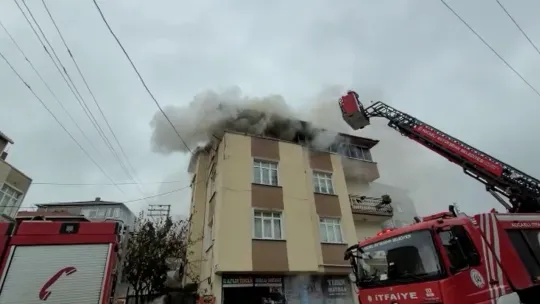 Binanın çatı katı alevlere teslim oldu