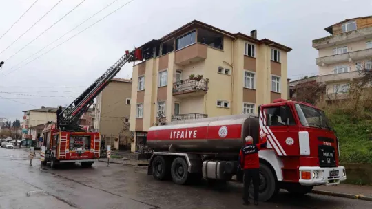 Binanın çatı katı alevlere teslim oldu