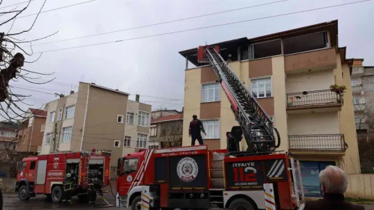 Binanın çatı katı alevlere teslim oldu