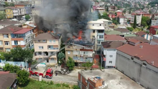 Binanın çatı katında çıkan ve üç binaya daha sıçrayan yangın söndürüldü