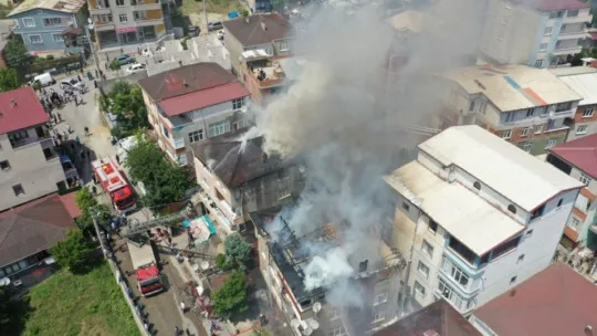 Binanın çatı katında çıkan ve üç binaya daha sıçrayan yangın söndürüldü