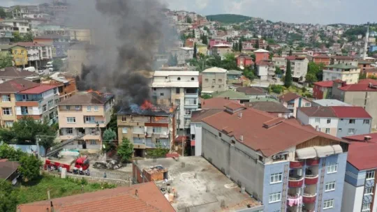 Binanın çatı katında çıkan ve üç binaya daha sıçrayan yangın söndürüldü