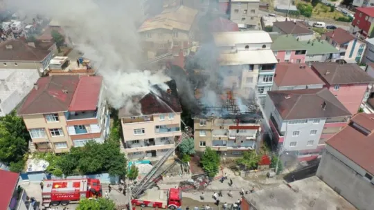 Binanın çatı katında çıkan ve üç binaya daha sıçrayan yangın söndürüldü
