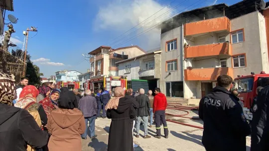 Yangın mahalleliyi sokağa döktü