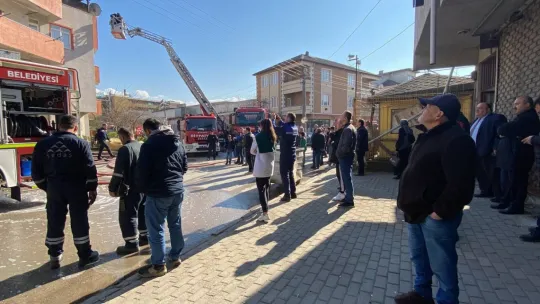 Yangın mahalleliyi sokağa döktü