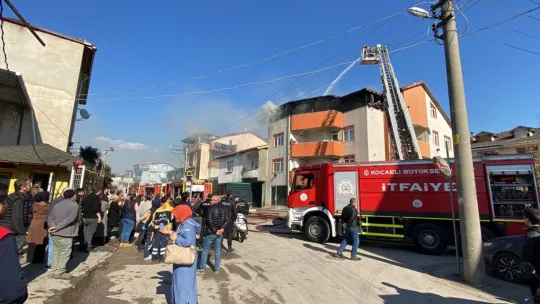 Yangın mahalleliyi sokağa döktü