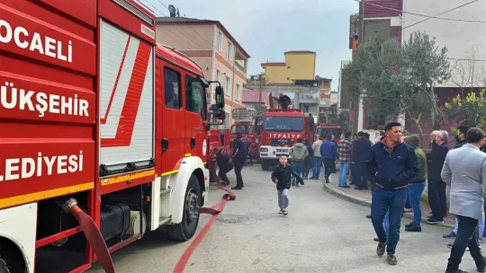 Binanın çatısı alevlere teslim oldu