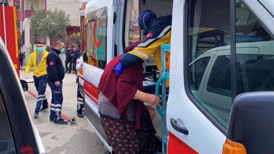 Binanın çatısı alevlere teslim oldu