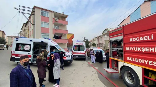 Binanın çatısı alevlere teslim oldu