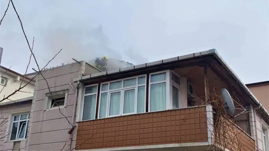 Binanın çatısı alevlere teslim oldu