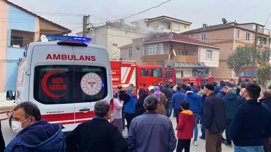 Binanın çatısı alevlere teslim oldu