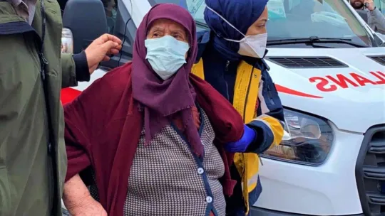 Binanın çatısı alevlere teslim oldu