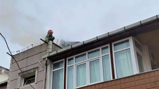 Binanın çatısı alevlere teslim oldu