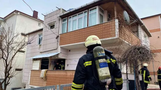 Binanın çatısı alevlere teslim oldu