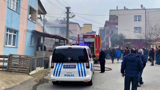 Binanın çatısı alevlere teslim oldu