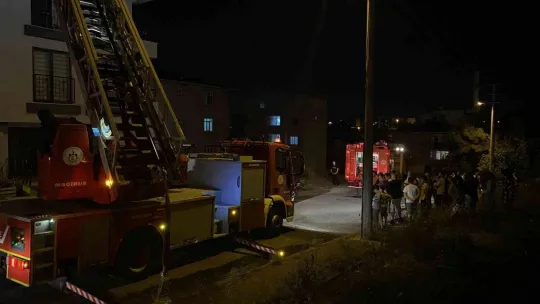 Binada çıkan yangın vatandaşları sokağa döktü