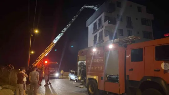 Binada çıkan yangın vatandaşları sokağa döktü
