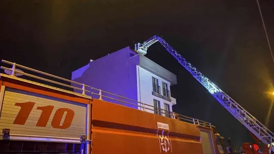 Binada çıkan yangın vatandaşları sokağa döktü