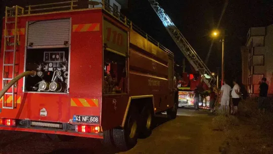Binada çıkan yangın vatandaşları sokağa döktü