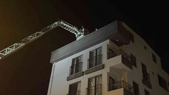 Binada çıkan yangın vatandaşları sokağa döktü
