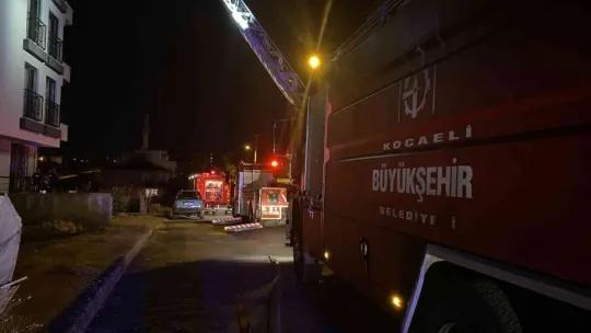 Binada çıkan yangın vatandaşları sokağa döktü