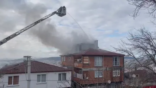 Binanın çatısında çıkan yangın panik yarattı!