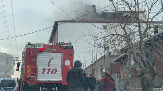 Binanın çatısında çıkan yangın panik yarattı!
