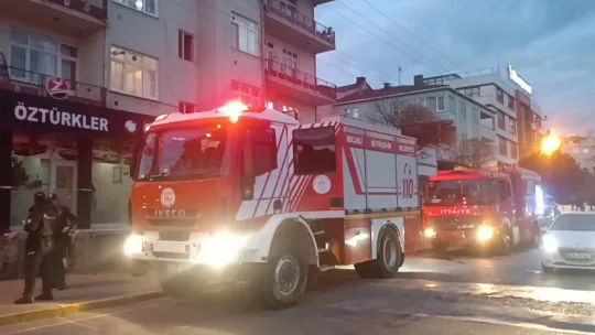 Binanın çatısında çıkan yangın söndürüldü
