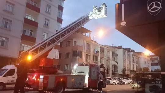 Binanın çatısında çıkan yangın söndürüldü