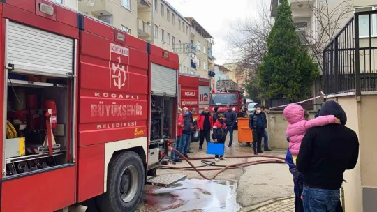 Binanın giriş katı alevlere teslim oldu