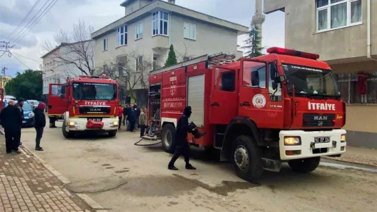 Binanın giriş katı alevlere teslim oldu