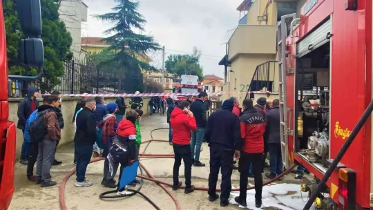Binanın giriş katı alevlere teslim oldu