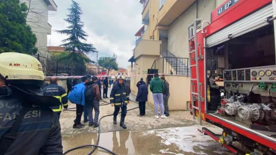 Binanın giriş katı alevlere teslim oldu